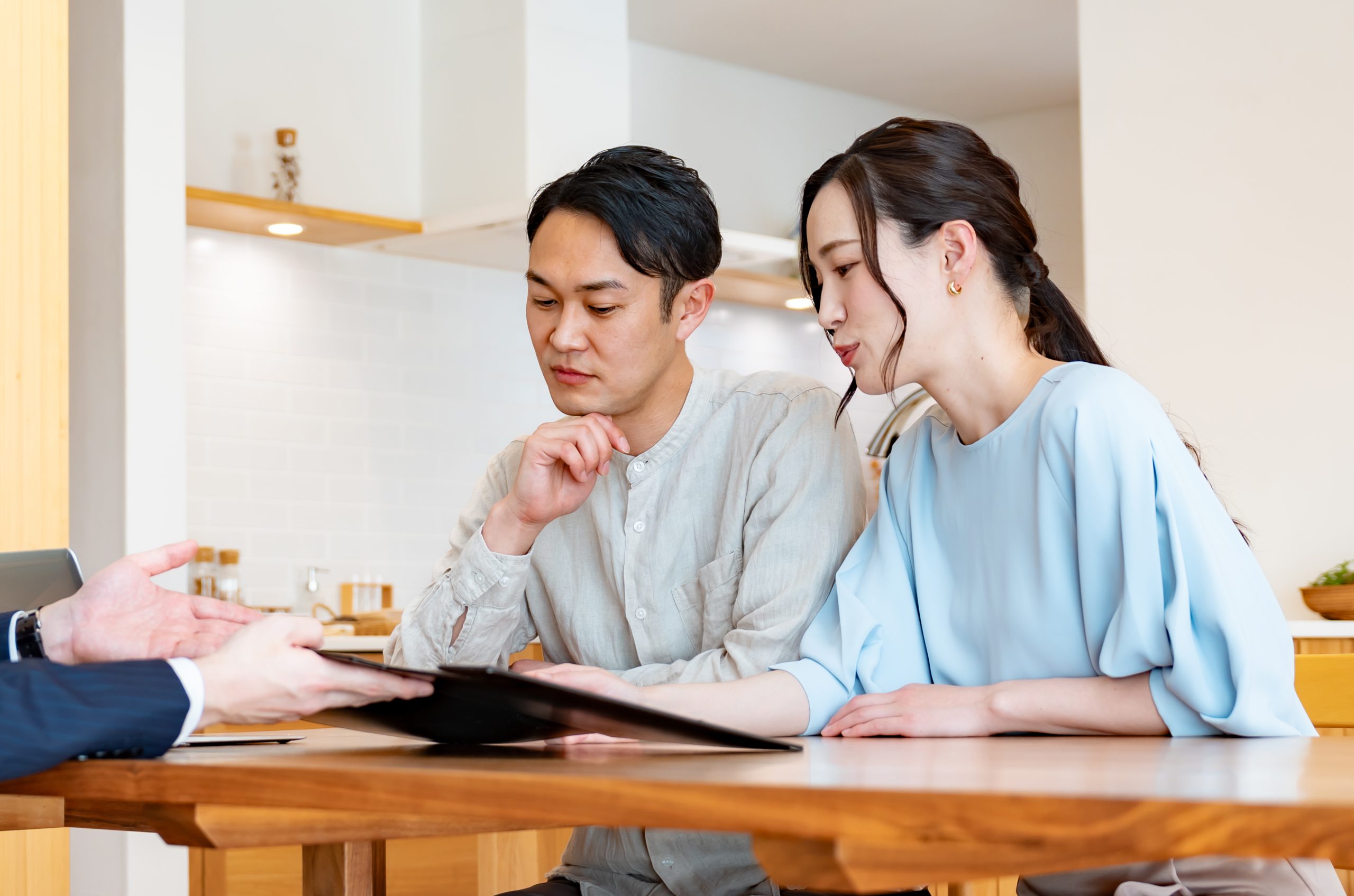 社会保険労務士へ相談する夫婦